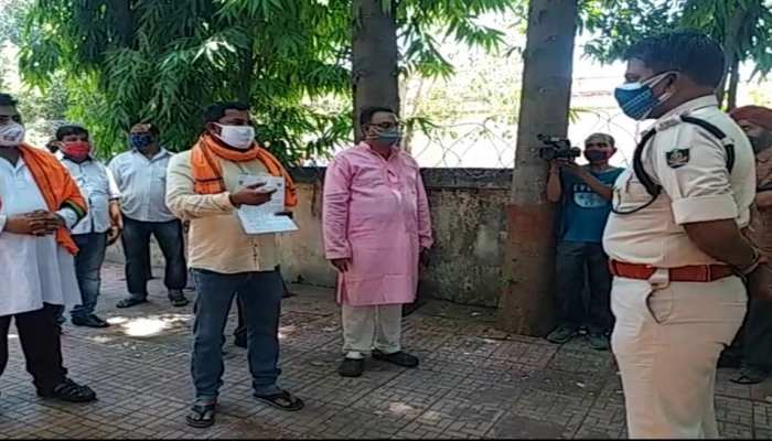 Love Jihad ଓ ଗୋ-ହତ୍ୟା ସମସ୍ୟା ନେଇ SP ଅଫିସ୍ ଘେରିଲା ବିଜେପି ଯୁବ ମୋର୍ଚ୍ଚା Love Jihad ଓ ଗୋ-ହତ୍ୟା ସମସ୍ୟା ନେଇ SP ଅଫିସ୍ ଘେରିଲା ବିଜେପି ଯୁବ ମୋର୍ଚ୍ଚା