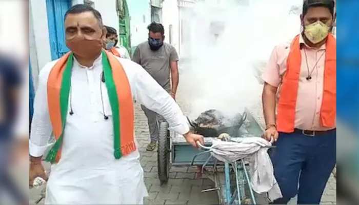 कोरोना भगाने ठेले पर हवन कुंड लेकर बस्ती में घूमे BJP नेता, शंख भी बजाया कोरोना भगाने ठेले पर हवन कुंड लेकर बस्ती में घूमे BJP नेता, शंख भी बजाया