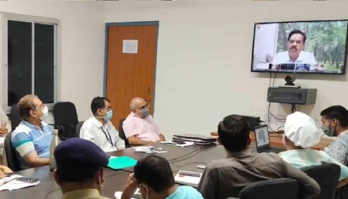 60 से ज्यादा मौत और 7 हजार संक्रमित होने के बाद ली प्रभारी मंत्री ने समीक्षा बैठक 60 से ज्यादा मौत और 7 हजार संक्रमित होने के बाद ली प्रभारी मंत्री ने समीक्षा बैठक