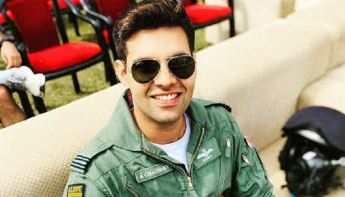 तिरंगे में लिपट घर आए शहीद अभिनव, पिता ने बेटे की फेवरेट टी-शर्ट पहन दी आखिरी सलामी तिरंगे में लिपट घर आए शहीद अभिनव, पिता ने बेटे की फेवरेट टी-शर्ट पहन दी आखिरी सलामी