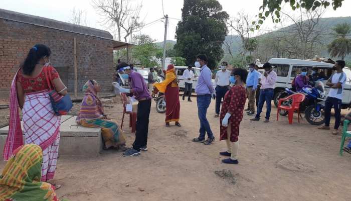 ଜ୍ୱର କବଳରେ ଅଶୀରୁ ଉର୍ଦ୍ଧ୍ବ ଲୋକ; ଗ୍ରାମରୁ ୩ କୋରୋନା ଆକ୍ରାନ୍ତ ଚିହ୍ନଟ ଜ୍ୱର କବଳରେ ଅଶୀରୁ ଉର୍ଦ୍ଧ୍ବ ଲୋକ; ଗ୍ରାମରୁ ୩ କୋରୋନା ଆକ୍ରାନ୍ତ ଚିହ୍ନଟ