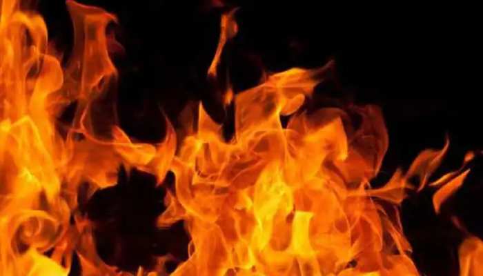 Bettiah: शार्ट सर्किट से लगी आग, लाखों के नुकसान के साथ झुलस गए 7 घर Bettiah: शार्ट सर्किट से लगी आग, लाखों के नुकसान के साथ झुलस गए 7 घर