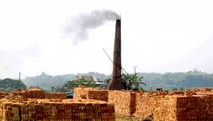 कोरोना में हवा में जहर घोल रहे ईंट भट्टे, मरीजों संग आम लोगों का सांस लेना हुआ मुश्किल कोरोना में हवा में जहर घोल रहे ईंट भट्टे, मरीजों संग आम लोगों का सांस लेना हुआ मुश्किल