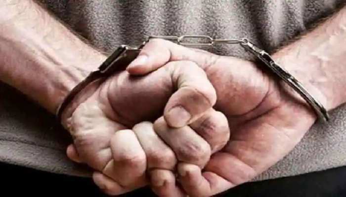 Bettiah: पुलिस ने तस्करों पर कसा शिकंजा, 400 ग्राम गांजा के साथ 1 शातिर गिरफ्तार Bettiah: पुलिस ने तस्करों पर कसा शिकंजा, 400 ग्राम गांजा के साथ 1 शातिर गिरफ्तार