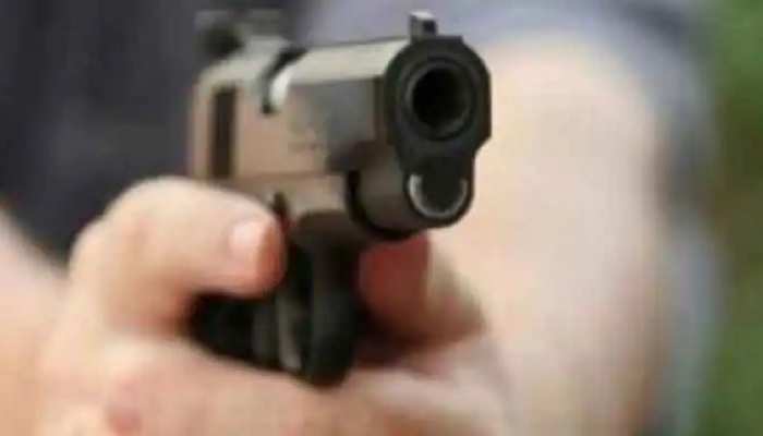 IPS का सिविल ड्रेस में बाहर जाना पड़ा महंगा, लॉकडाउन का पालन कराने के लिए निकालनी पड़ी रिवाल्वर IPS का सिविल ड्रेस में बाहर जाना पड़ा महंगा, लॉकडाउन का पालन कराने के लिए निकालनी पड़ी रिवाल्वर
