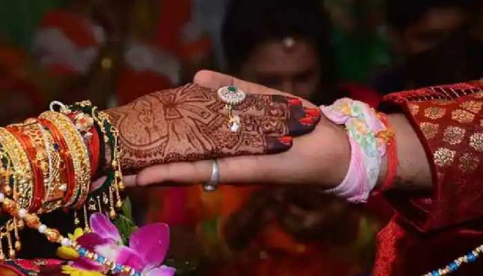 प्रेमी जोड़े ने तोड़ी धर्म की दीवार, पहले किया निकाह फिर अग्नि को साक्षी मान लिए सात फेरे प्रेमी जोड़े ने तोड़ी धर्म की दीवार, पहले किया निकाह फिर अग्नि को साक्षी मान लिए सात फेरे
