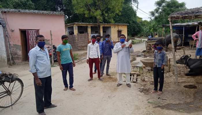 बगहा: सरपंच की अनोखी पहल, वैक्सीन के लिए डुगडुगी बजाकर लोगों को कर रहे हैं जागरूक बगहा: सरपंच की अनोखी पहल, वैक्सीन के लिए डुगडुगी बजाकर लोगों को कर रहे हैं जागरूक