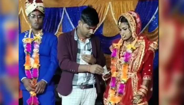 Funny Video : friend started making fun of the bride, the groom turned angry | दुल्हन से मजाक करने लगा दोस्त, गुस्से से लाल हुआ दूल्हा; देखें मजेदार Video | Hindi News, जरा हटके Funny Video : friend started making fun of the bride, the groom turned angry | दुल्हन से मजाक करने लगा दोस्त, गुस्से से लाल हुआ दूल्हा; देखें मजेदार Video | Hindi News, जरा हटके