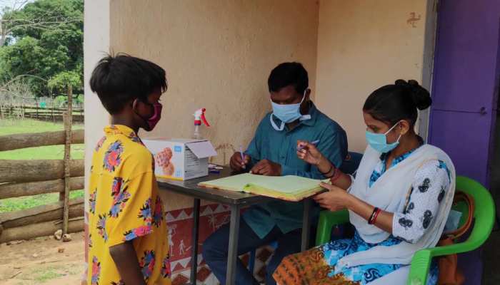 Corona Pandemic ବେଳେ ବଢୁଛି ସଂକ୍ରମଣ; ଏବେ ମଧ୍ୟ ଚାଲିଛି ଚେରମୂଳ ସହ ଝଡା ଫୁଙ୍କା ଚିକିତ୍ସା Corona Pandemic ବେଳେ ବଢୁଛି ସଂକ୍ରମଣ; ଏବେ ମଧ୍ୟ ଚାଲିଛି ଚେରମୂଳ ସହ ଝଡା ଫୁଙ୍କା ଚିକିତ୍ସା