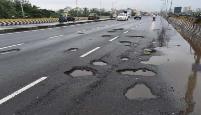 बिहार की सड़कों की हालत खस्ता! RJD ने कहा- पूरा पटना भगवान भरोसे हैं बिहार की सड़कों की हालत खस्ता! RJD ने कहा- पूरा पटना भगवान भरोसे हैं
