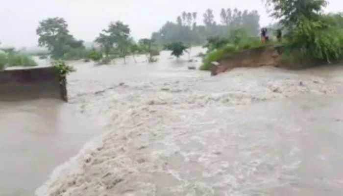 गोपालगंज के इलाके में लोगों के हाल बेहाल! 1 साल से बांध की मरम्मत ना होने से परेशान गोपालगंज के इलाके में लोगों के हाल बेहाल! 1 साल से बांध की मरम्मत ना होने से परेशान
