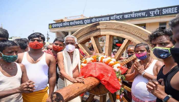କୋରୋନା ସଙ୍କଟ ଭିତରେ ଆଗେଇ ଚାଲିଛି ରଥ ନିର୍ମାଣ, ଆସନ୍ତାକାଲି ମହାବାହୁଙ୍କ ଜଳକ୍ରୀଡା କୋରୋନା ସଙ୍କଟ ଭିତରେ ଆଗେଇ ଚାଲିଛି ରଥ ନିର୍ମାଣ, ଆସନ୍ତାକାଲି ମହାବାହୁଙ୍କ ଜଳକ୍ରୀଡା