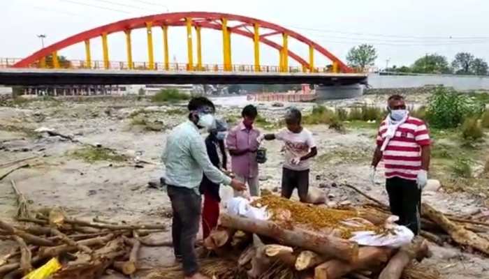 हरिद्वार: कोरोना ने काल में किया लावारिस शवों का अंतिम संस्कार, अब वैक्सीनेशन के लिए कर रहे जागरूक हरिद्वार: कोरोना ने काल में किया लावारिस शवों का अंतिम संस्कार, अब वैक्सीनेशन के लिए कर रहे जागरूक