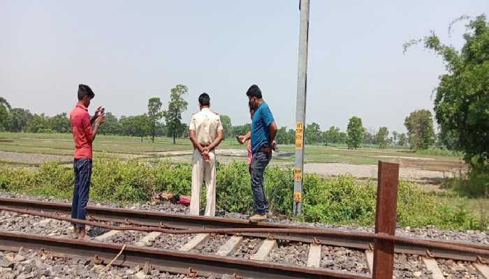 Bettiah में ट्रेन के आगे तीन महिलाओं ने छलांग लगाकर दी जान, इलाके में मची सनसनी Bettiah में ट्रेन के आगे तीन महिलाओं ने छलांग लगाकर दी जान, इलाके में मची सनसनी