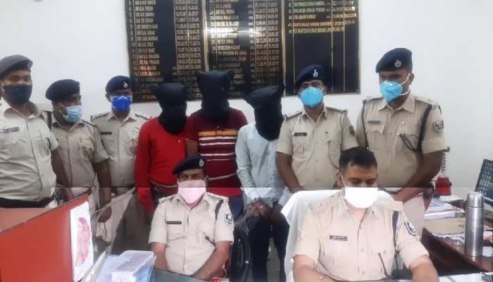 Patna: रिटायर्ड बैंककर्मी की हत्या के मामले का हुआ खुलासा, 50 लाख के लिए दामाद ने रची थी साजिश Patna: रिटायर्ड बैंककर्मी की हत्या के मामले का हुआ खुलासा, 50 लाख के लिए दामाद ने रची थी साजिश