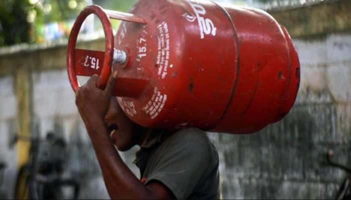 LPG ଗ୍ରାହକଙ୍କୁ ଆଶ୍ବସ୍ତି! ବର୍ତ୍ତମାନ କୌଣସି ଡିଷ୍ଟ୍ରିବ୍ୟୁଟର ଠାରୁ ଭରିପାରିବେ ସିଲିଣ୍ଡର, ଏହା ହେଉଛି ଉପାୟ LPG ଗ୍ରାହକଙ୍କୁ ଆଶ୍ବସ୍ତି! ବର୍ତ୍ତମାନ କୌଣସି ଡିଷ୍ଟ୍ରିବ୍ୟୁଟର ଠାରୁ ଭରିପାରିବେ ସିଲିଣ୍ଡର, ଏହା ହେଉଛି ଉପାୟ