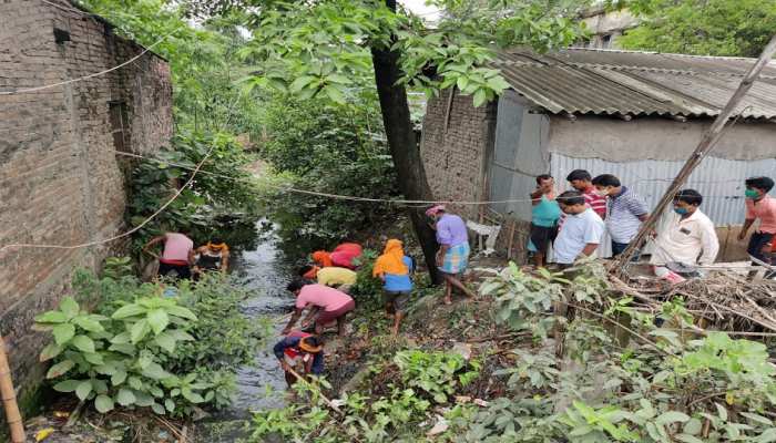 बेतिया: ग्रामीणों ने भ्रष्ट अधिकारियों को दिखाया आईना, श्रमदान कर किया नालों की सफाई बेतिया: ग्रामीणों ने भ्रष्ट अधिकारियों को दिखाया आईना, श्रमदान कर किया नालों की सफाई