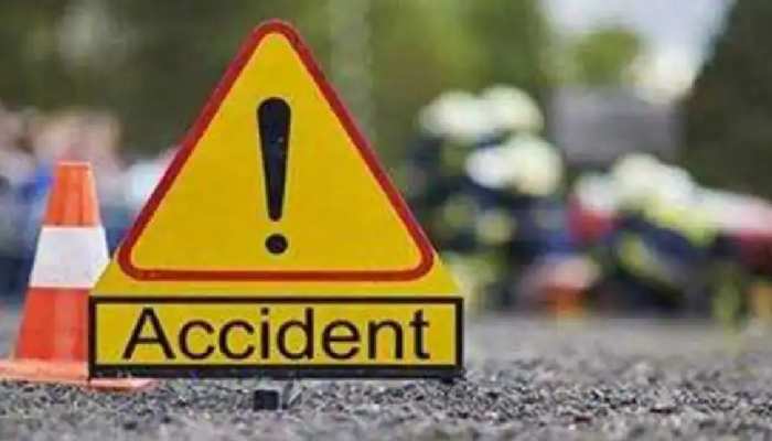 लखनऊ-कानपुर हाईवे पर भयंकर हादसा, दो ट्रक के बीच दबी कार, 2 की मौत लखनऊ-कानपुर हाईवे पर भयंकर हादसा, दो ट्रक के बीच दबी कार, 2 की मौत