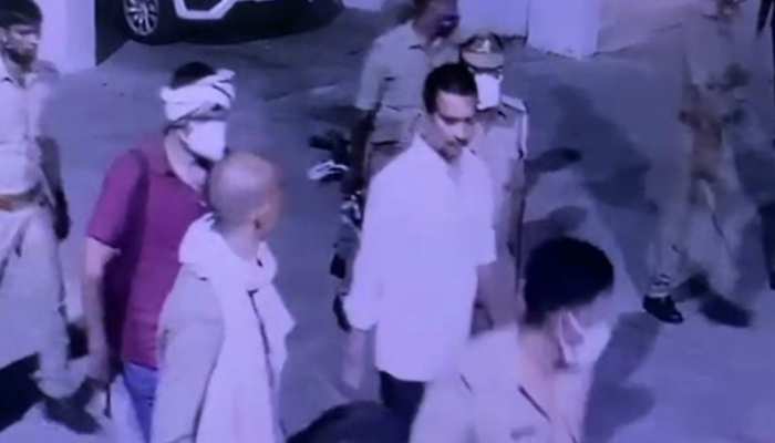 लखनऊ: पूर्व BSP एमएलसी रामू द्विवेदी गिरफ्तार, जानें क्या है मामला लखनऊ: पूर्व BSP एमएलसी रामू द्विवेदी गिरफ्तार, जानें क्या है मामला