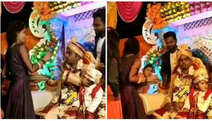 viral video of child sahbala showing attitude to bride s sisters watch funny video wedding video | Viral Video: शादी की रस्मों में दूल्हे के 'सहबाले' ने जीता सबका दिल, आप भी viral video of child sahbala showing attitude to bride s sisters watch funny video wedding video | Viral Video: शादी की रस्मों में दूल्हे के 'सहबाले' ने जीता सबका दिल, आप भी