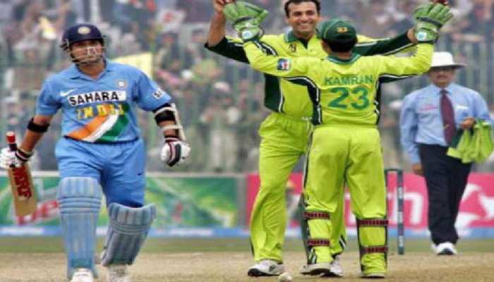 Arshad Khan पेट पालने के लिए चला रहा टैक्सी, Sachin Tendulkar और Virender Sehwag को कर चुका है आउट Arshad Khan पेट पालने के लिए चला रहा टैक्सी, Sachin Tendulkar और Virender Sehwag को कर चुका है आउट