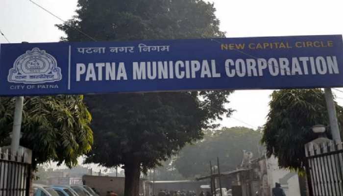 Patna: कुछ घंटों की बारिश ने खोली नगर निगम की पोल! सड़कों पर नाली का पानी आने से लोगों का जीना मुहाल Patna: कुछ घंटों की बारिश ने खोली नगर निगम की पोल! सड़कों पर नाली का पानी आने से लोगों का जीना मुहाल