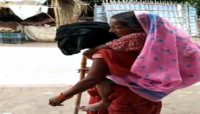 ऐसी होती हैं बेटियां, नहीं मिली एंबुलेंस तो बीमार मां को पीठ पर लादकर पहुंचाया अस्पताल, देखें Video ऐसी होती हैं बेटियां, नहीं मिली एंबुलेंस तो बीमार मां को पीठ पर लादकर पहुंचाया अस्पताल, देखें Video