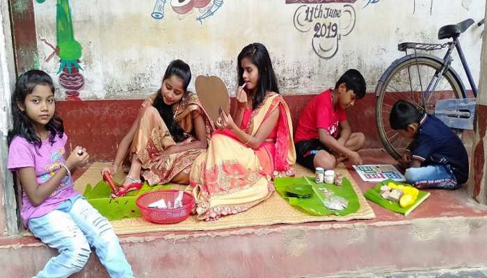 ଗାଁ ମୁଣ୍ଡ ବରଗଛରେ ଶୁଭୁନି ରଜ ଦୋଳିର କଟମଟ ଶବ୍ଦ ଗାଁ ମୁଣ୍ଡ ବରଗଛରେ ଶୁଭୁନି ରଜ ଦୋଳିର କଟମଟ ଶବ୍ଦ