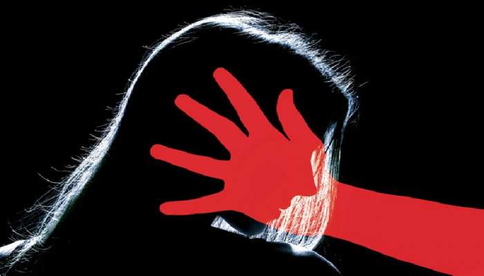 बेतिया में इंसानियत हुई शर्मसार! युवती के साथ रेप करने के बाद वीडियो किया वायरल, मामला दर्ज बेतिया में इंसानियत हुई शर्मसार! युवती के साथ रेप करने के बाद वीडियो किया वायरल, मामला दर्ज