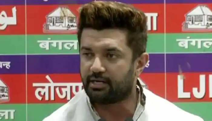 बिहार: सर्दी-खांसी बुखार से ज्यादा चाचा-भाई ने पहुंचाया चिराग को नुकसान! बिहार: सर्दी-खांसी बुखार से ज्यादा चाचा-भाई ने पहुंचाया चिराग को नुकसान!