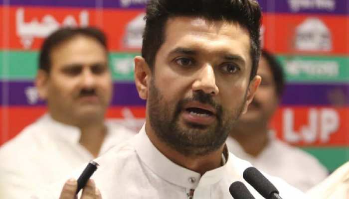 Bihar: LJP को लेकर चाचा-भतीजे आमने-सामने, चुनाव आयोग के पाले में पहुंची गेंद Bihar: LJP को लेकर चाचा-भतीजे आमने-सामने, चुनाव आयोग के पाले में पहुंची गेंद