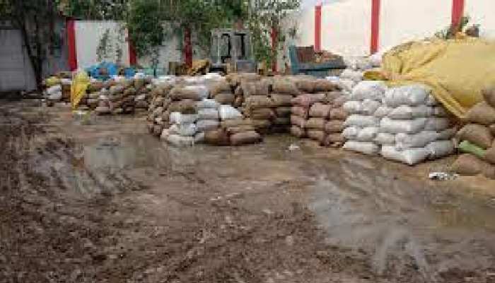 FCI-रेलवे की भेंट चढ़ा सैकड़ों क्विंटल अनाज, विभाग ने मामूली नुकसान कहकर झाड़ा पल्ला FCI-रेलवे की भेंट चढ़ा सैकड़ों क्विंटल अनाज, विभाग ने मामूली नुकसान कहकर झाड़ा पल्ला