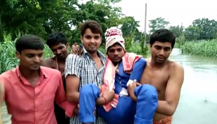 Bagha: दूल्हे ने दोस्तों के कंधे पर बैठ निकाली बारात, आजादी के 7 दशक बाद भी गांव में नहीं बनी है सड़क Bagha: दूल्हे ने दोस्तों के कंधे पर बैठ निकाली बारात, आजादी के 7 दशक बाद भी गांव में नहीं बनी है सड़क