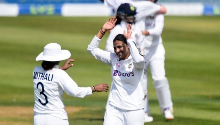 IND VS ENG: Sneh Rana ने डेब्यू मैच में मचाया तहलका, अपने दिवंगत पिता को समर्पित की पारी IND VS ENG: Sneh Rana ने डेब्यू मैच में मचाया तहलका, अपने दिवंगत पिता को समर्पित की पारी