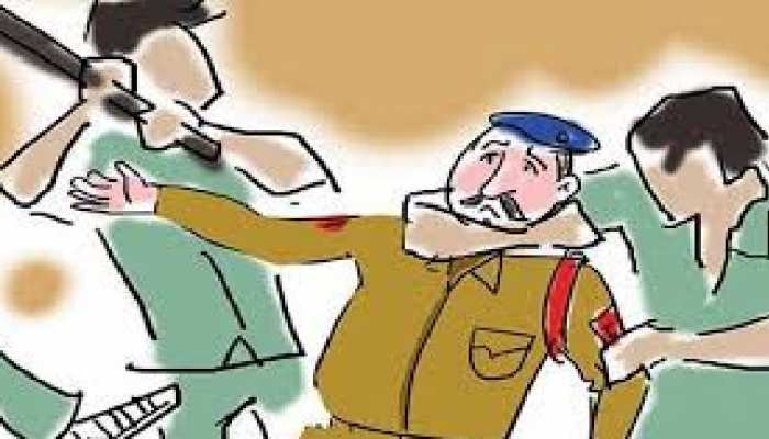 Muzaffarpur: लॉकडाउन में दुकान बंद कराने गए पुलिसकर्मियों पर हुआ हमला, दो घायल Muzaffarpur: लॉकडाउन में दुकान बंद कराने गए पुलिसकर्मियों पर हुआ हमला, दो घायल