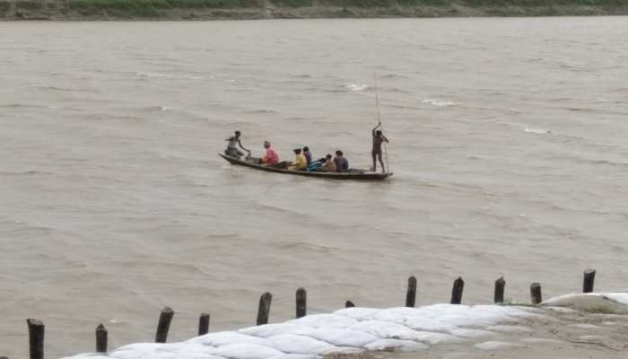 मुजफ्फरपुर के एक दर्जन गांवों में 6 महीने नाव का सहारा, बरसात में घाट-चचरी पुल के साथ बही लोगों की उम्मीद मुजफ्फरपुर के एक दर्जन गांवों में 6 महीने नाव का सहारा, बरसात में घाट-चचरी पुल के साथ बही लोगों की उम्मीद