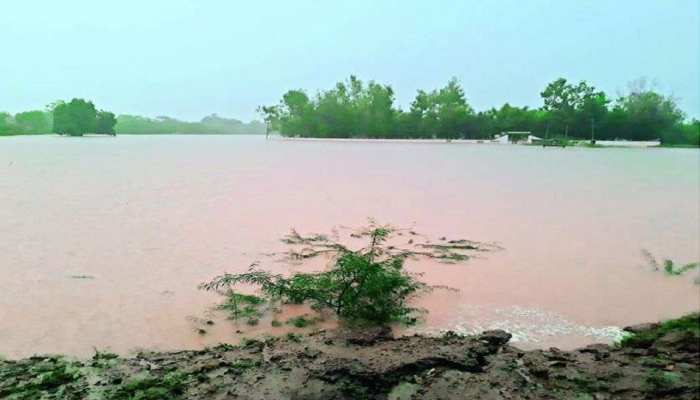 Bettiah में 'काल 'बना रहा है बाढ़ का पानी, टापू में तब्दील हुआ भंटाडीह गांव Bettiah में 'काल 'बना रहा है बाढ़ का पानी, टापू में तब्दील हुआ भंटाडीह गांव