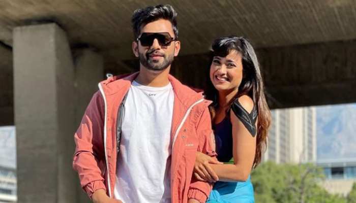 KKK11 से लौटे Shweta Tiwari और Rahul Vaidya के पीछे पड़ गया ये कुत्ता, VIDEO VIRAL KKK11 से लौटे Shweta Tiwari और Rahul Vaidya के पीछे पड़ गया ये कुत्ता, VIDEO VIRAL