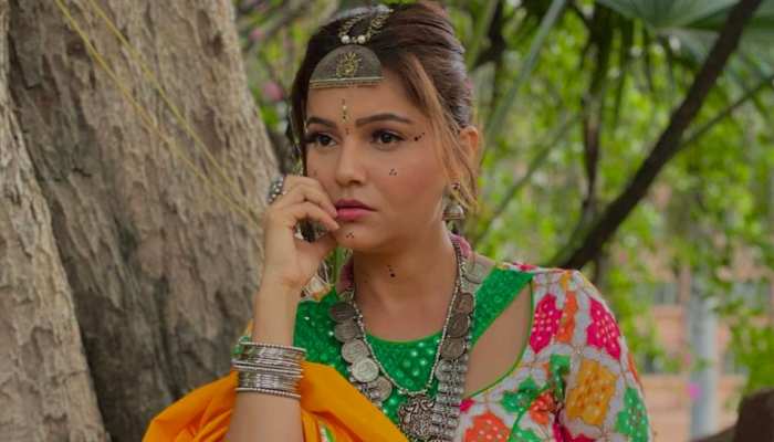 Rubina Dilaik के देसी अंदाज पर फिदा हुए फैंस, हरे-पीले कपड़ों में तस्वीरें वायरल Rubina Dilaik के देसी अंदाज पर फिदा हुए फैंस, हरे-पीले कपड़ों में तस्वीरें वायरल