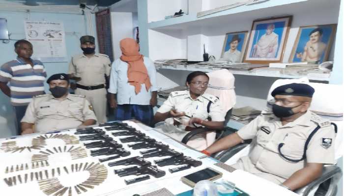 मुंगेर: STF-पुलिस को मिली बड़ी सफलता, भारी मात्रा में अवैध हथियार के साथ 2 तस्कर गिरफ्तार मुंगेर: STF-पुलिस को मिली बड़ी सफलता, भारी मात्रा में अवैध हथियार के साथ 2 तस्कर गिरफ्तार