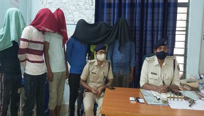 मुंगेर: हेरूदियारा लूट-पाट मामले में पुलिस ने किया खुलासा, देशी कट्टा के साथ 6 गिरफ्तार मुंगेर: हेरूदियारा लूट-पाट मामले में पुलिस ने किया खुलासा, देशी कट्टा के साथ 6 गिरफ्तार