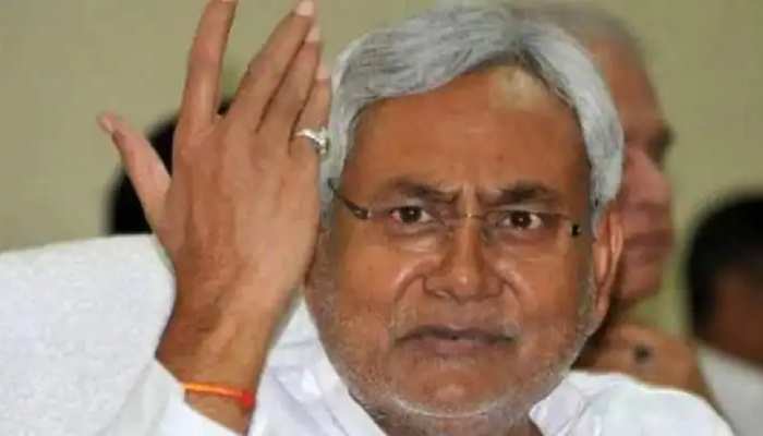 CM नीतीश तक पहुंचा चतुर्थ श्रेणी कर्मी को बड़े बाबू बनाने का मामला, DDC पर लगा भ्रष्टाचार का आरोप CM नीतीश तक पहुंचा चतुर्थ श्रेणी कर्मी को बड़े बाबू बनाने का मामला, DDC पर लगा भ्रष्टाचार का आरोप