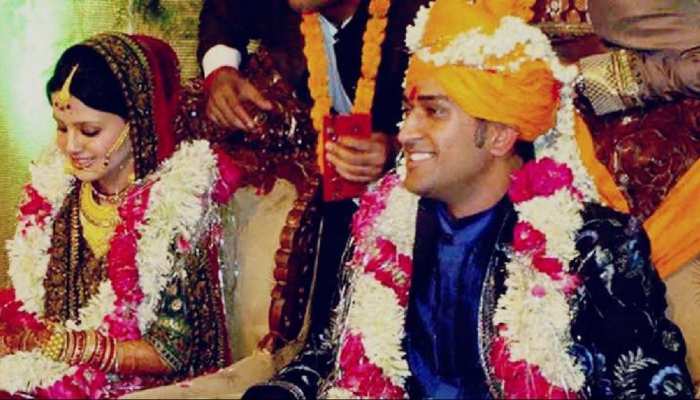 MS Dhoni and his wife Sakshi completed 11 years of their marriage today |  MS Dhoni-Sakshi की शादी को 11 साल पूरे, जानिए कैसे गुपचुप मैरिज कर सबको  दिया था झटका | Hindi News,