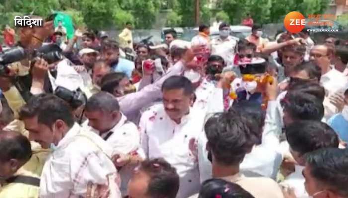 Video of minister vishvas sarang went viral during violation of corona guideline in Vidisha mpgs