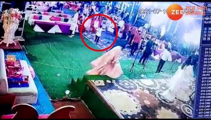child stole 3 lakh rupees jewelry bag incident caught in cctv video viral gwalior ngmp