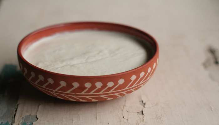 health benefits of curd set in clay pots janiye mitti ke bartan me dahi jamane ke fayde aur sahi tarika samp | मिट्टी के बर्तन में क्यों जमाते हैं दही? इतने बड़े