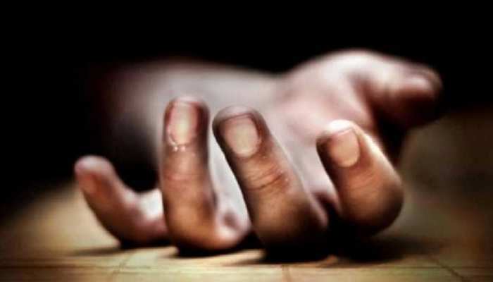 Bagaha में हेडमास्टर की गला दबाकर हत्या, शरीर पर मिले गर्म सलाखों से दागने के निशान Bagaha में हेडमास्टर की गला दबाकर हत्या, शरीर पर मिले गर्म सलाखों से दागने के निशान