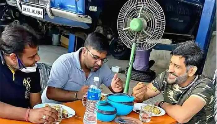 महेंद्र सिंह धोनी के कार कलेक्शन में शामिल हुई ओल्ड Rolls-Royce! सोशल मीडिया पर फोटो हुई वायरल महेंद्र सिंह धोनी के कार कलेक्शन में शामिल हुई ओल्ड Rolls-Royce! सोशल मीडिया पर फोटो हुई वायरल