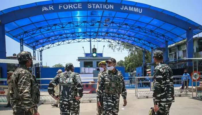 Jammu एयरफोर्स स्टेशन के पास फिर दिखा Drone, IAF ने किया नष्ट Jammu एयरफोर्स स्टेशन के पास फिर दिखा Drone, IAF ने किया नष्ट