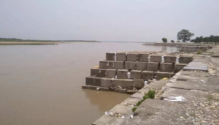 गंडक नदी में चंदरपुर प्वाइंट पर फिर टूटा स्टड, लाखों की आबादी में भय और दहशत का माहौल गंडक नदी में चंदरपुर प्वाइंट पर फिर टूटा स्टड, लाखों की आबादी में भय और दहशत का माहौल